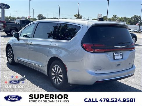 Used 2023 Chrysler Pacifica Limited FWD image 11