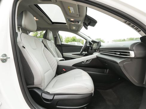 Used 2023 Hyundai Elantra Limited w/ Cargo Package FWD image 46