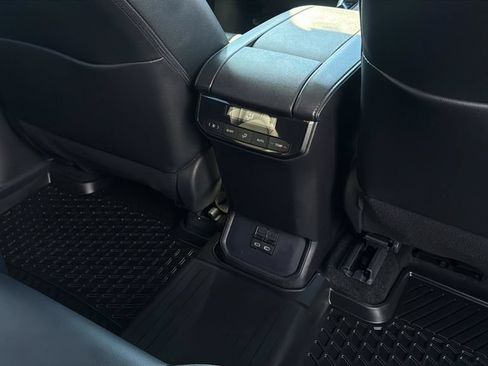 Used 2024 Toyota Highlander XLE AWD/4WD image 14
