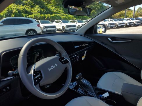 New 2025 Kia Niro EX image 18