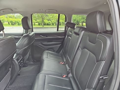 Used 2023 Jeep Grand Cherokee Limited w/ Black Appearance Package AWD/4WD image 18