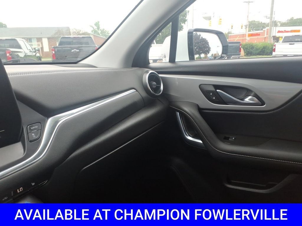 Used 2023 Chevrolet Blazer LT FWD image 23