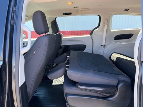 Used 2019 Chrysler Pacifica L FWD image 38