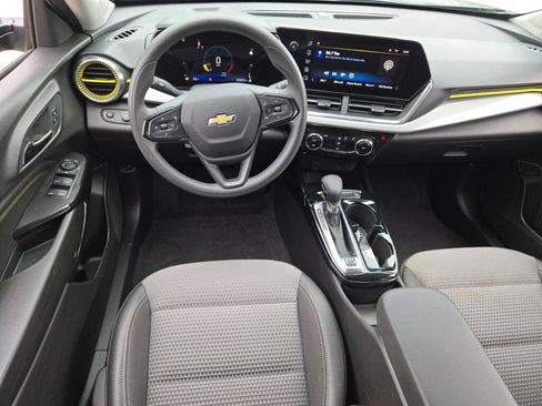 Used 2025 Chevrolet Trax LT FWD image 17