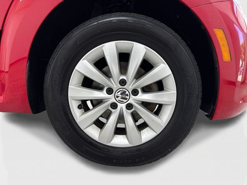 Used 2015 Volkswagen Beetle 1.8T Classic FWD image 42