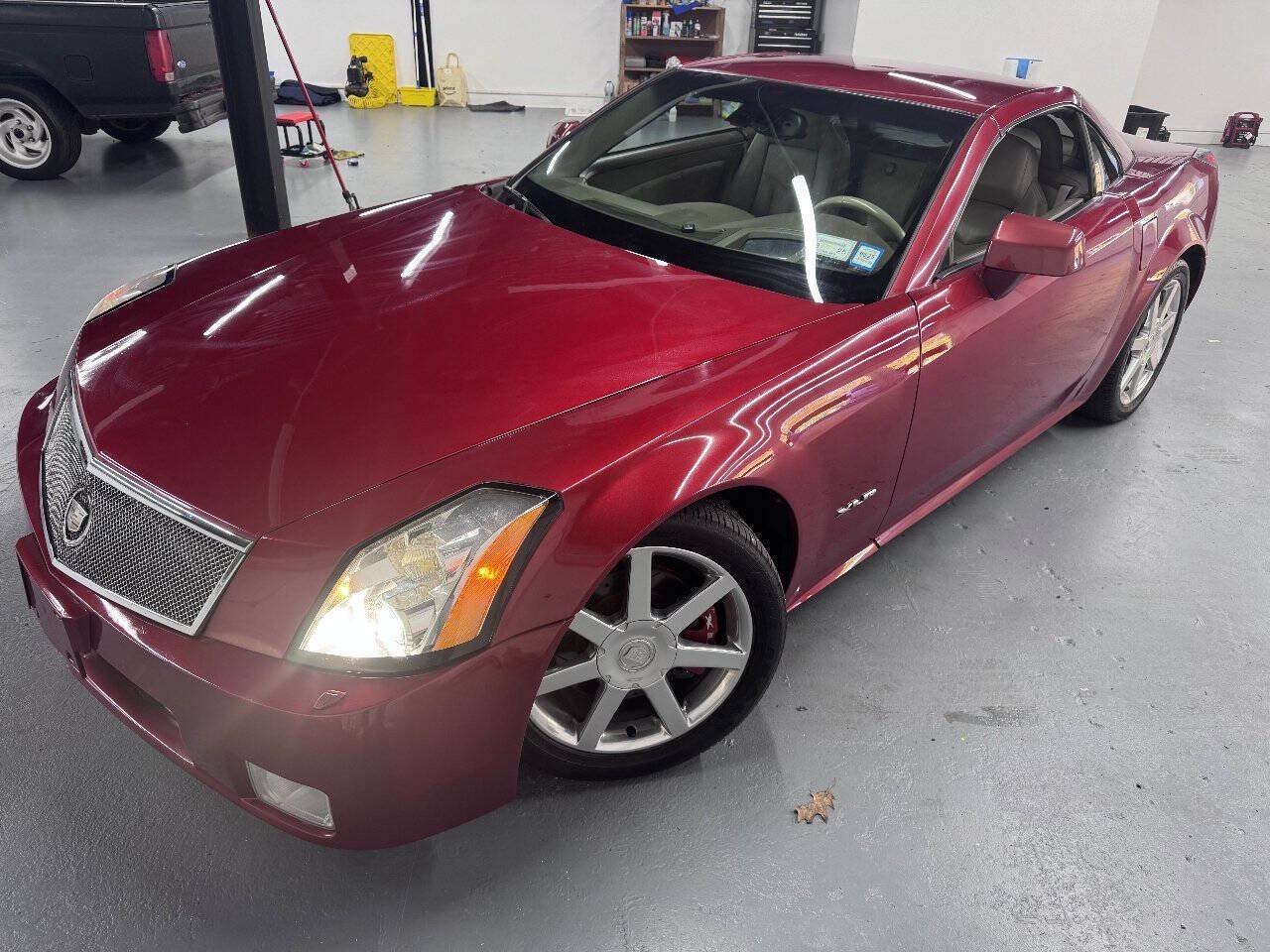 Used 2004 Cadillac XLR RWD image 3