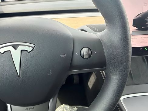 Used 2024 Tesla Model Y Long Range AWD/4WD image 17