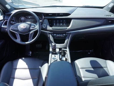Used 2025 Cadillac XT5 Premium Luxury image 11