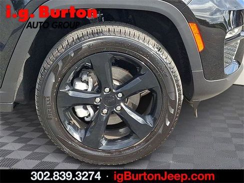 Certified 2025 Jeep Grand Cherokee Limited w/ Black Appearance Package image 8
