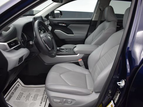 Used 2022 Toyota Highlander XLE AWD/4WD image 16