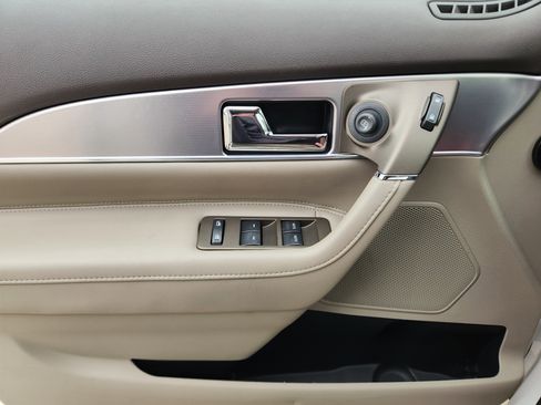 Used 2013 Lincoln MKX AWD image 18