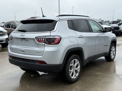 Used 2024 Jeep Compass Latitude AWD/4WD image 5