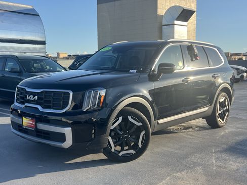 Certified 2023 Kia Telluride S image 2