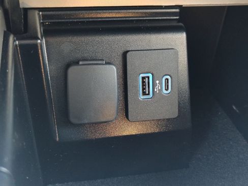 Used 2022 Ford Explorer XLT w/ Equipment Group 202A RWD image 28