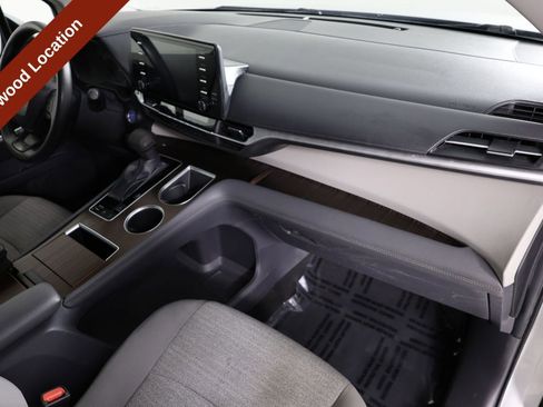 Used 2022 Toyota Sienna LE FWD image 28