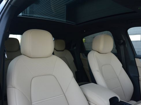 Certified 2025 Porsche Cayenne E-Hybrid Coupe AWD/4WD image 18