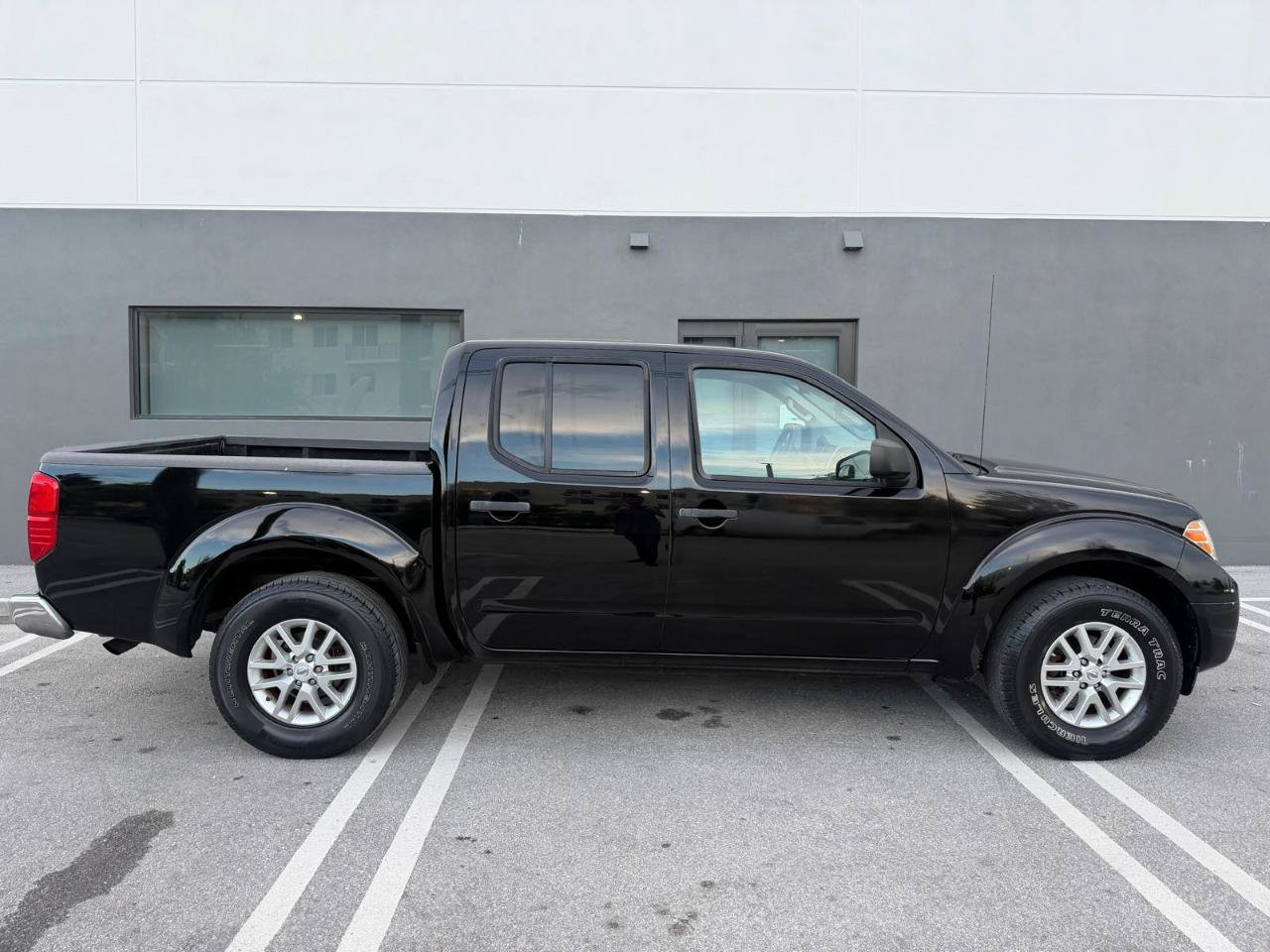 Used 2015 Nissan Frontier SV RWD image 2