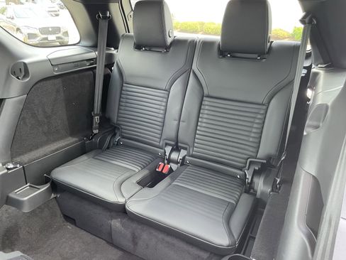 Certified 2024 Land Rover Discovery Dynamic SE image 32