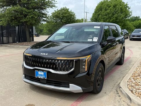 Used 2025 Kia Carnival image 1