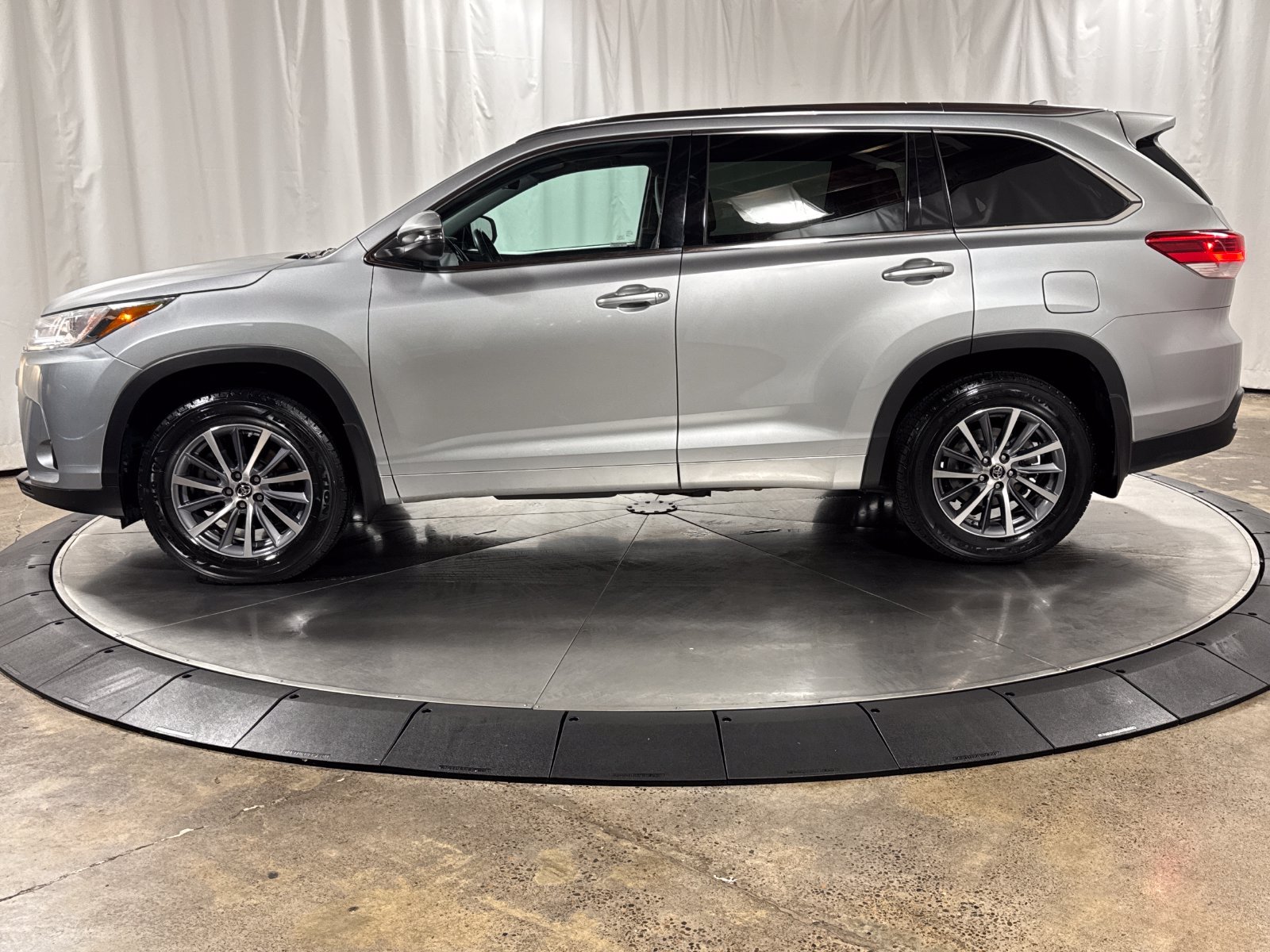Used 2017 Toyota Highlander XLE AWD/4WD image 8
