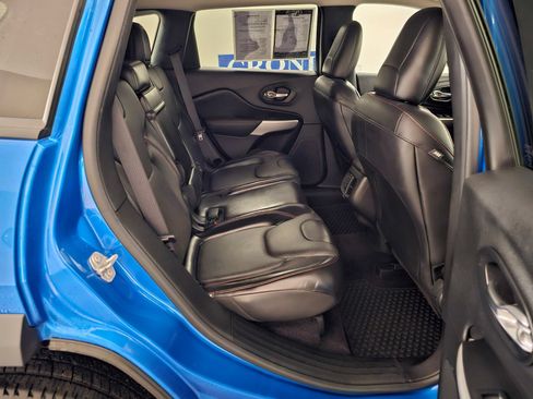 Used 2017 Jeep Cherokee Trailhawk AWD/4WD image 26