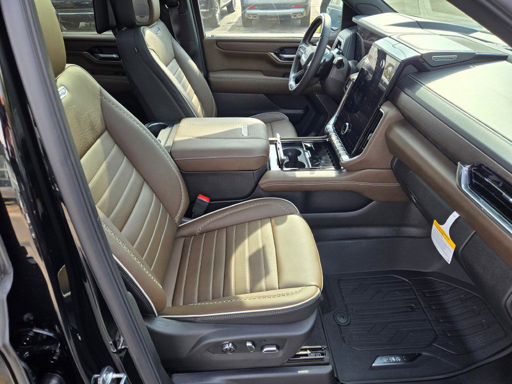New 2027 GMC Yukon Denali Ultimate w/ LPO, Floor Liner Package AWD/4WD image 15
