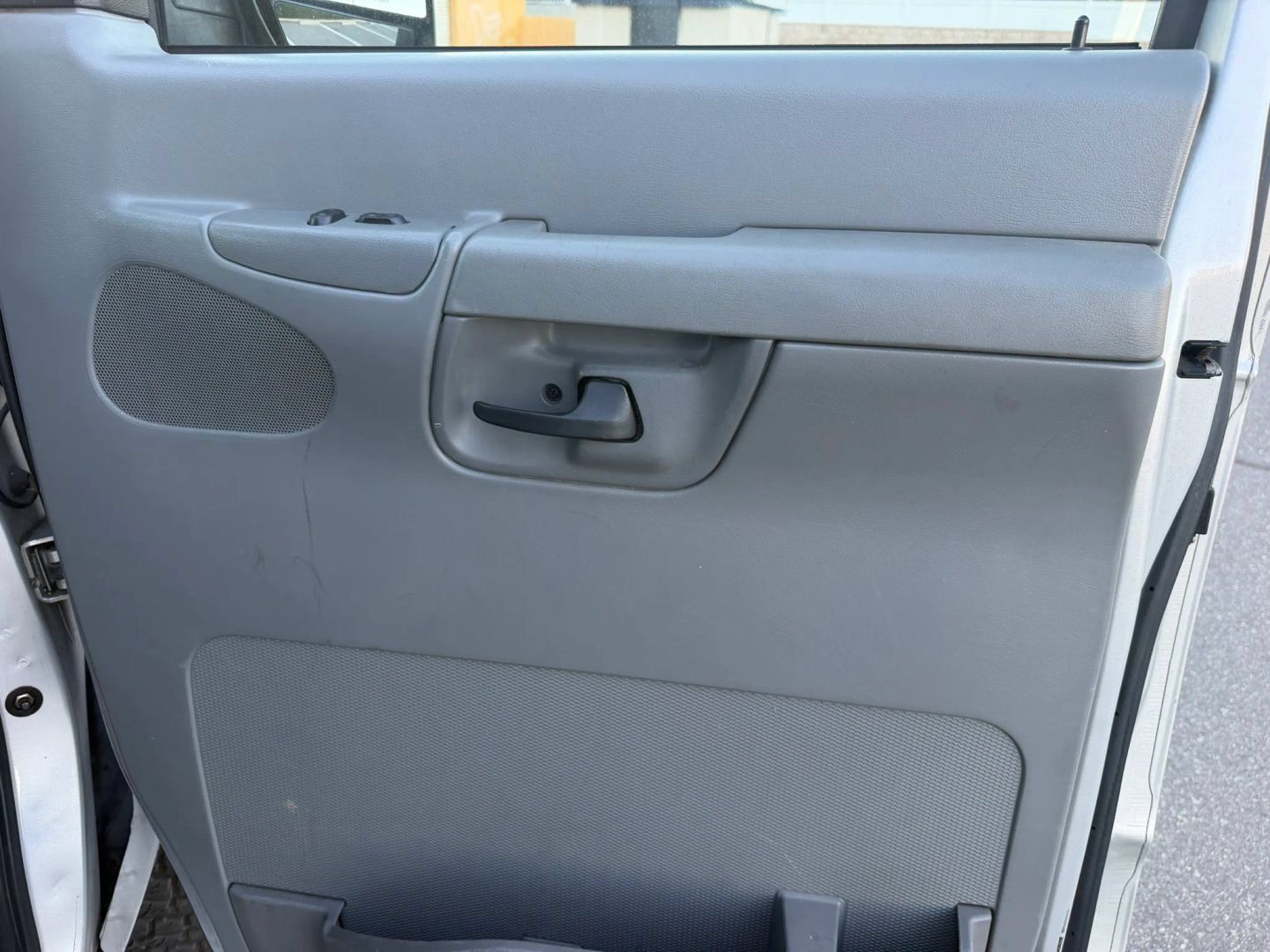 Used 2006 Ford E-350 and Econoline 350 XLT RWD image 13