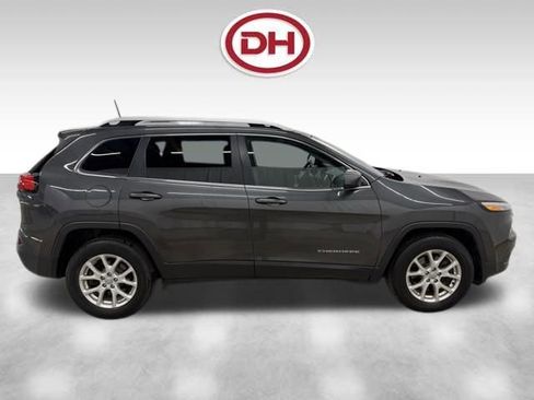 Used 2017 Jeep Cherokee Latitude w/ Cold Weather Group AWD/4WD image 2