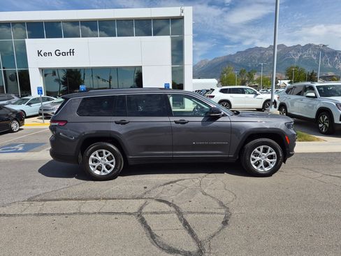 Used 2023 Jeep Grand Cherokee L Limited w/ Luxury Tech Group II AWD/4WD image 2
