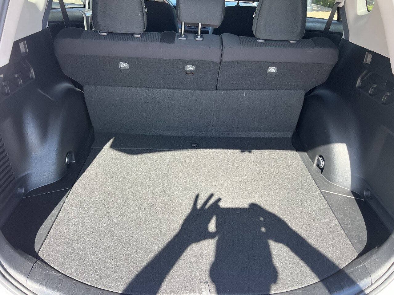 Used 2018 Toyota RAV4 LE w/ Carpet Mat Package FWD image 10