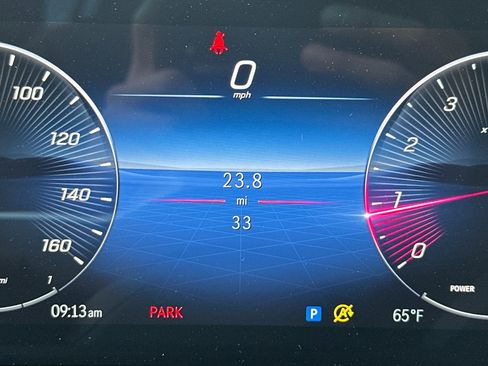 Used 2025 Mercedes-Benz GLB 250 4MATIC image 27