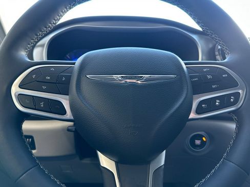 Used 2023 Chrysler Pacifica Touring-L FWD image 26