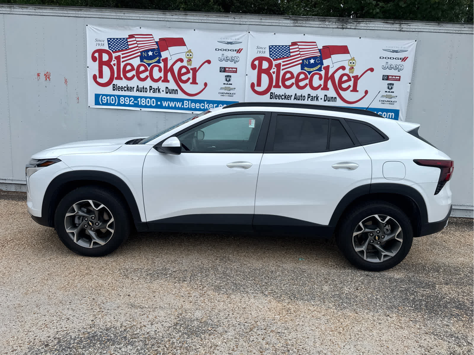 Used 2025 Chevrolet Trax LT FWD image 7