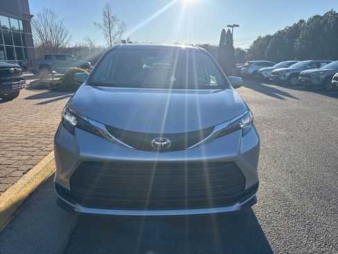 Used 2024 Toyota Sienna LE image 6