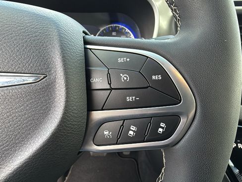 Used 2025 Chrysler Pacifica Select FWD image 25