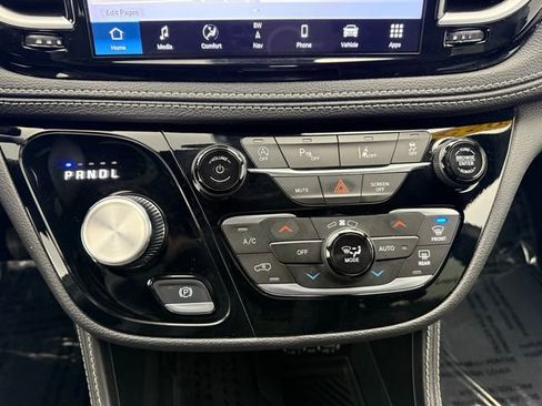 Used 2025 Chrysler Pacifica Limited FWD image 35