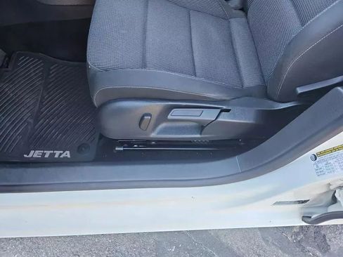 Used 2011 Volkswagen Golf 4-Door image 22