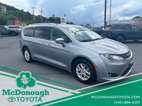 Used 2020 Chrysler Pacifica Touring-L FWD image 5