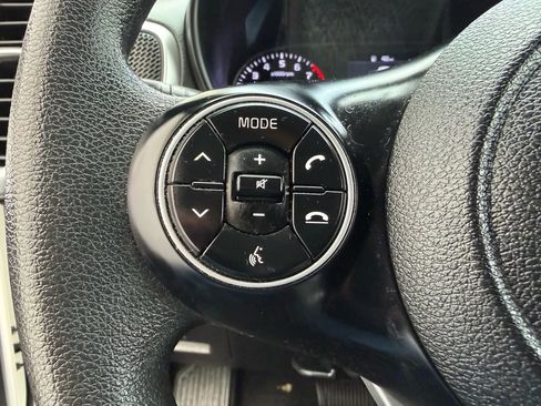 Used 2022 Kia Soul LX image 11