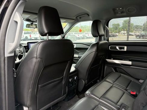 Used 2022 Ford Explorer XLT w/ Equipment Group 202A AWD/4WD image 18