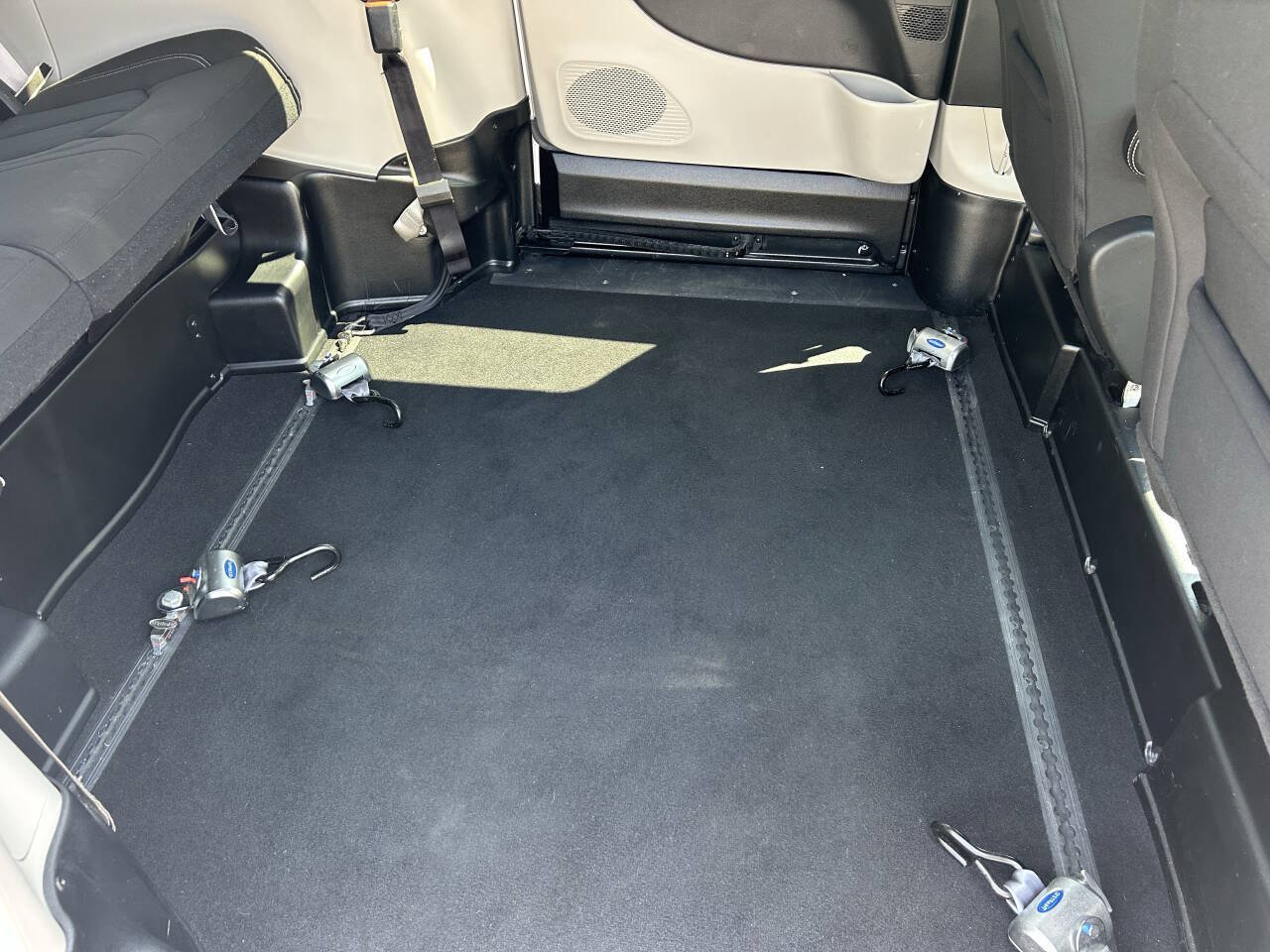 Used 2022 Chrysler Voyager LX FWD image 5