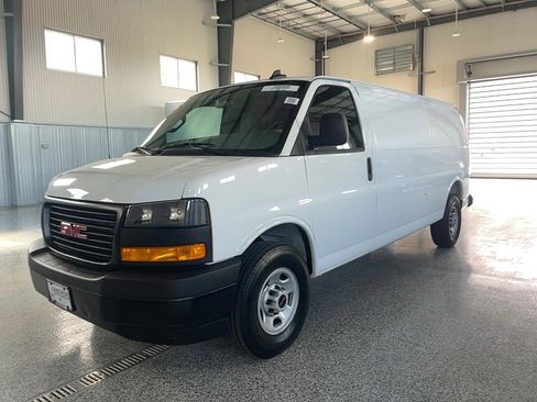 Used 2025 GMC Savana 3500 Extended RWD image 3