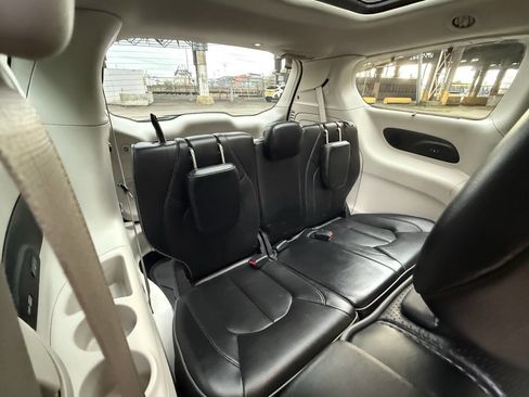 Used 2017 Chrysler Pacifica Limited w/ Tire & Wheel Group image 65