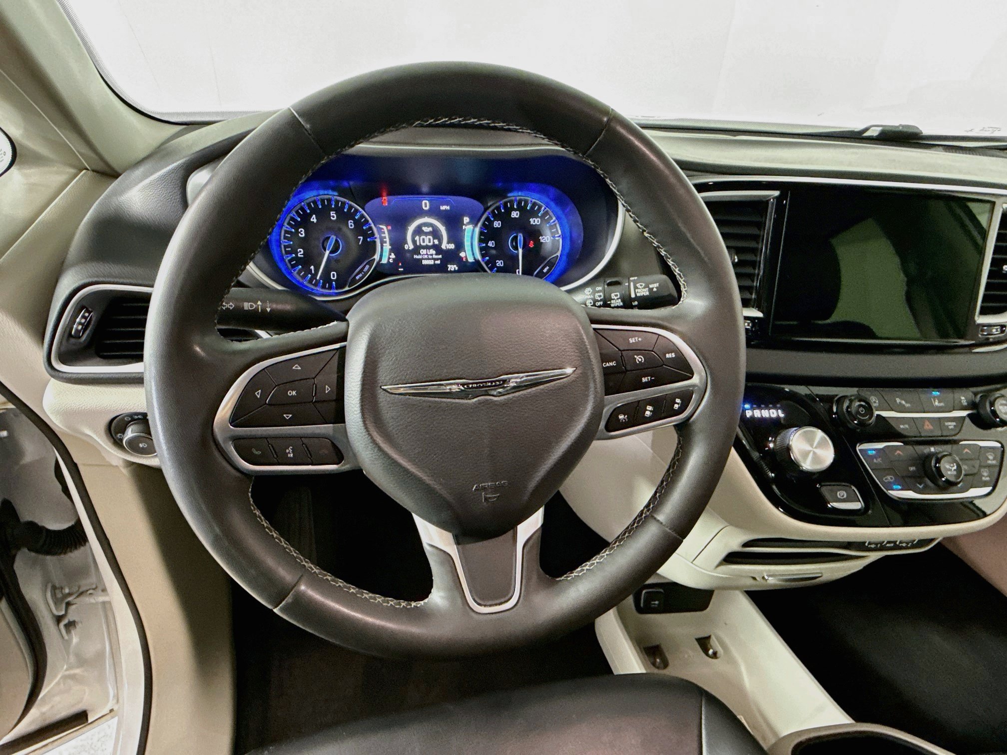 Used 2023 Chrysler Pacifica Touring-L FWD image 11