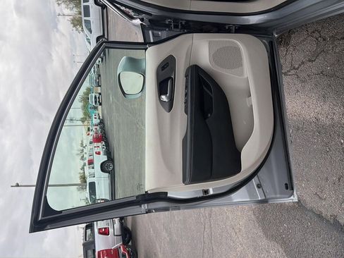 Used 2021 Chrysler Pacifica Touring-L FWD image 13