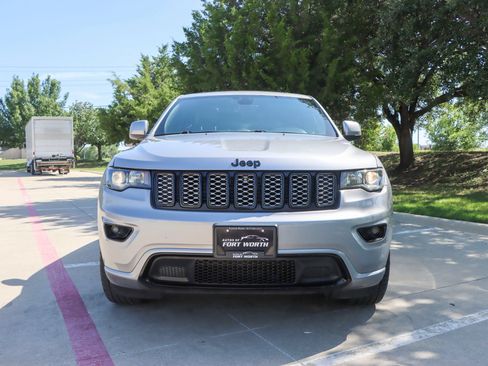 Used 2018 Jeep Grand Cherokee Altitude RWD image 2