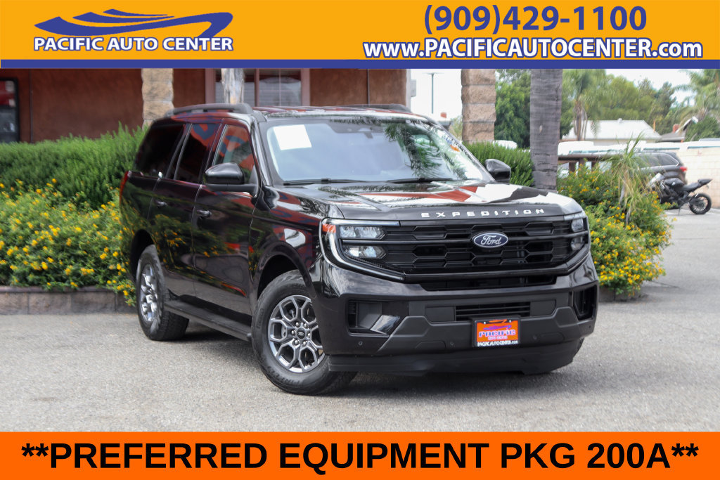 Used 2025 Ford Expedition Active AWD/4WD image 1