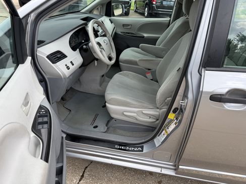 Used 2013 Toyota Sienna L w/ Towing Pkg FWD image 10
