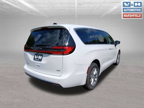 New 2027 Chrysler Pacifica Select w/ Family Tech Group AWD/4WD image 7