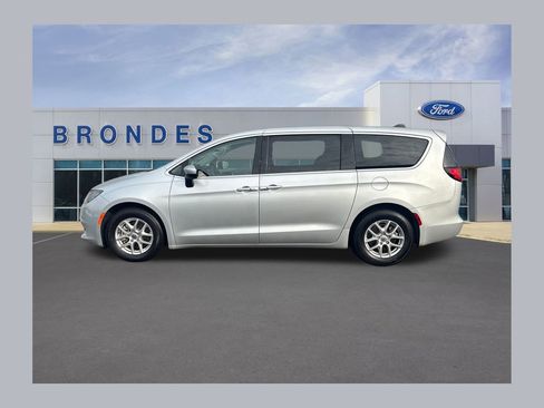 Used 2023 Chrysler Voyager LX image 1